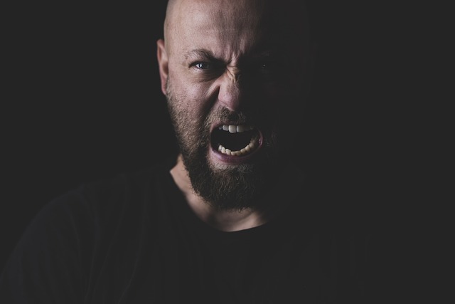 muž křičí